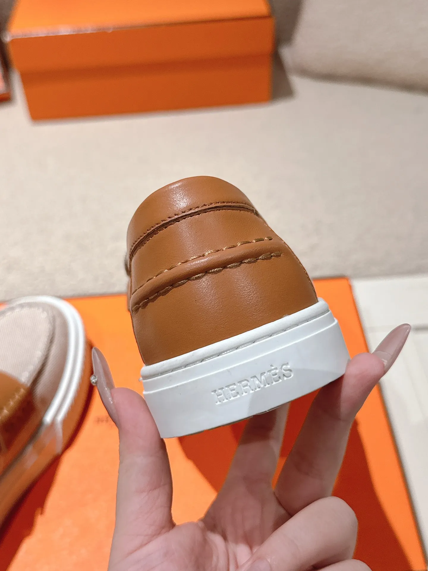 Men's men's shoes P620! Hermes# Thick Sole Couple Loafers These lace-up free sneakers in calfskin and washed denim feature signature "H" details. The design is simple and smooth, creating a fashionable urban look. It is comfortable and versatile. H family classics are not outdated, and the delivery counter is beautifully packaged🛍📦 Fabric: Original customized washed denim/first-layer cowhide Lining: Imported soft sheepskin Sole: Original open-molded anti-slip TPU material Size: 35-45